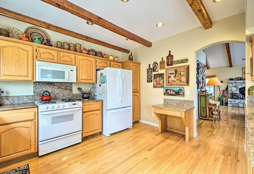 Beautiful View Home W/ Fenced Yard, 5 Mi To Lake!