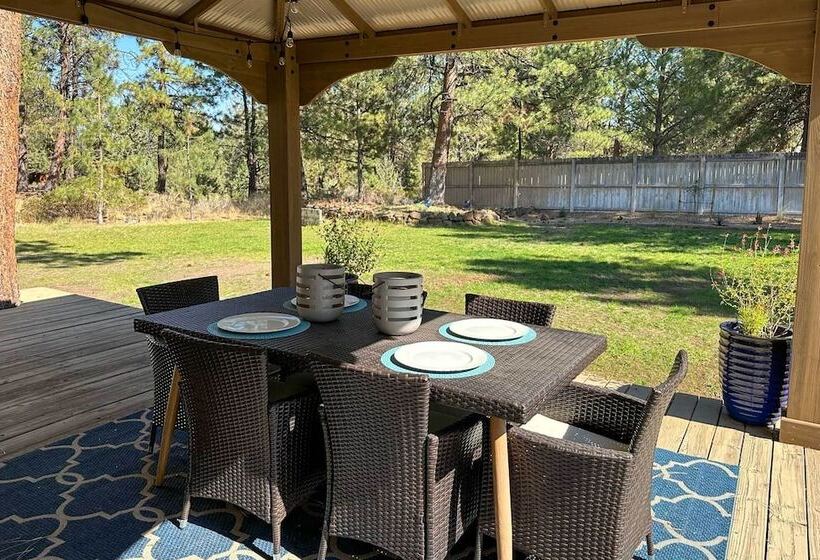 Bend Hideaway On 3 Acres With Decks + Fire Pit!