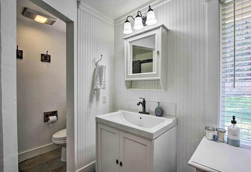 Bend Hideaway On 3 Acres With Decks + Fire Pit!