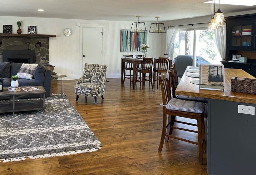 Bend Hideaway On 3 Acres With Decks + Fire Pit!