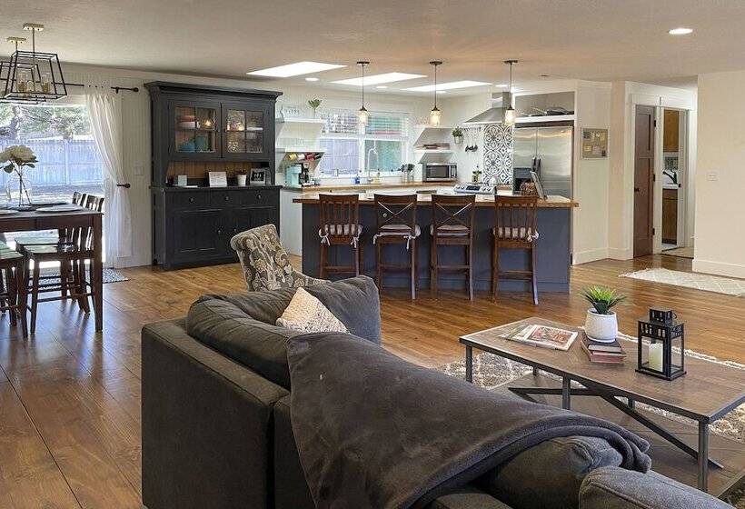 Bend Hideaway On 3 Acres With Decks + Fire Pit!