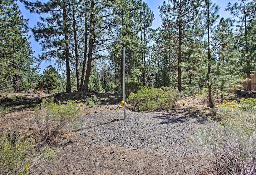 Bend Hideaway On 3 Acres With Decks + Fire Pit!