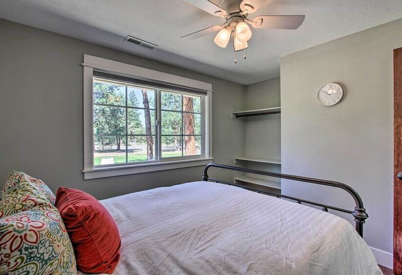 Bend Hideaway On 3 Acres With Decks + Fire Pit!