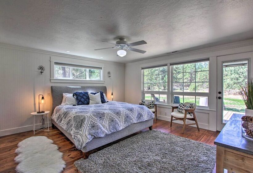 Bend Hideaway On 3 Acres With Decks + Fire Pit!