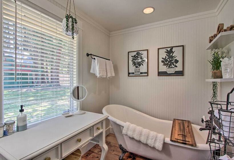 Bend Hideaway On 3 Acres With Decks + Fire Pit!