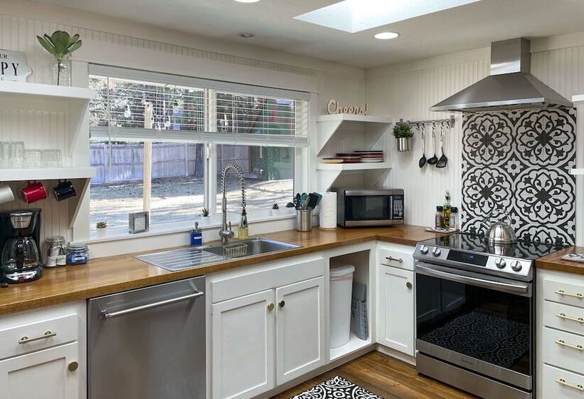 Bend Hideaway On 3 Acres With Decks + Fire Pit!