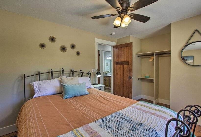 Bend Hideaway On 3 Acres With Decks + Fire Pit!