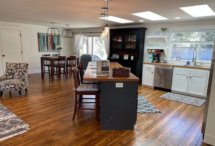 Bend Hideaway On 3 Acres With Decks + Fire Pit!