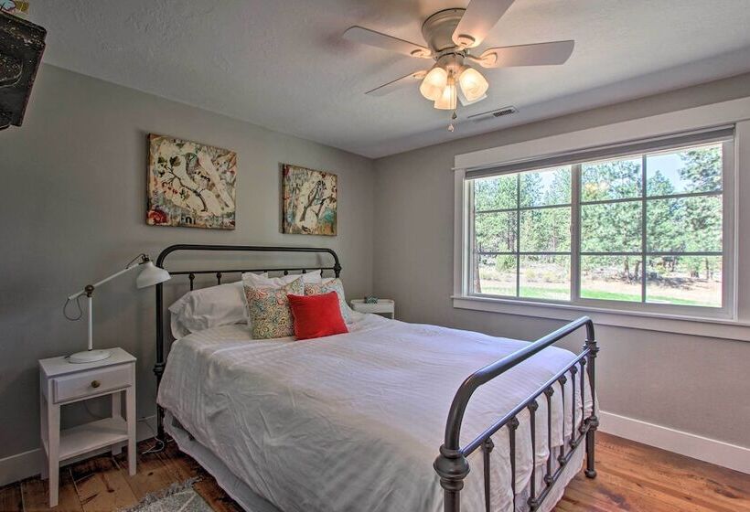 Bend Hideaway On 3 Acres With Decks + Fire Pit!