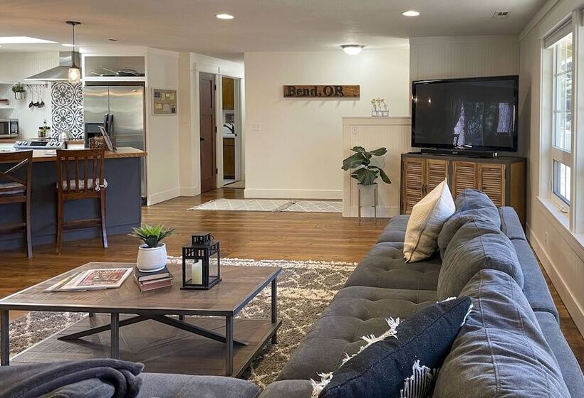 Bend Hideaway On 3 Acres With Decks + Fire Pit!