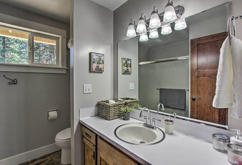 Bend Hideaway On 3 Acres With Decks + Fire Pit!