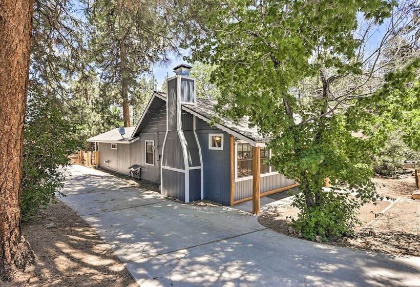 Hot Tub & Deck: Big Bear Gem Near Resorts!