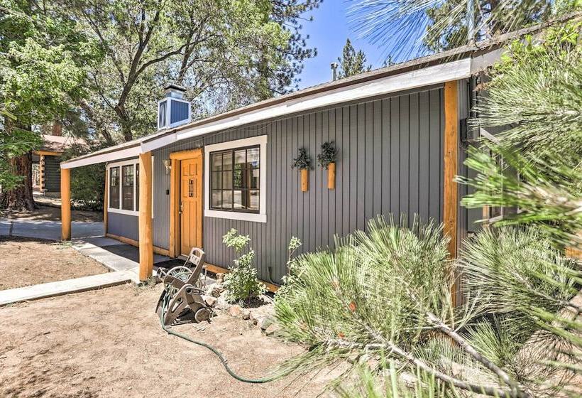 Hot Tub & Deck: Big Bear Gem Near Resorts!