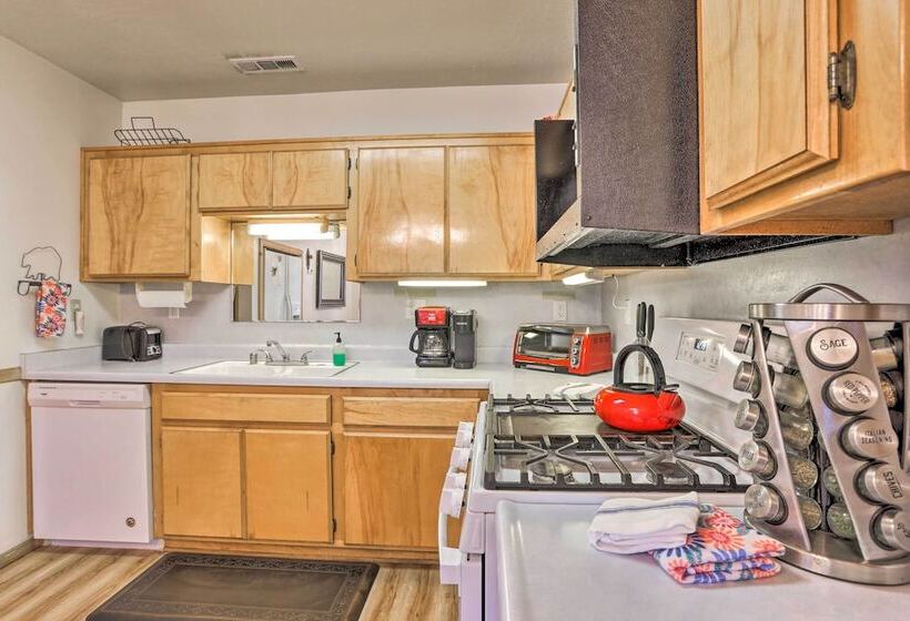 Hot Tub & Deck: Big Bear Gem Near Resorts!