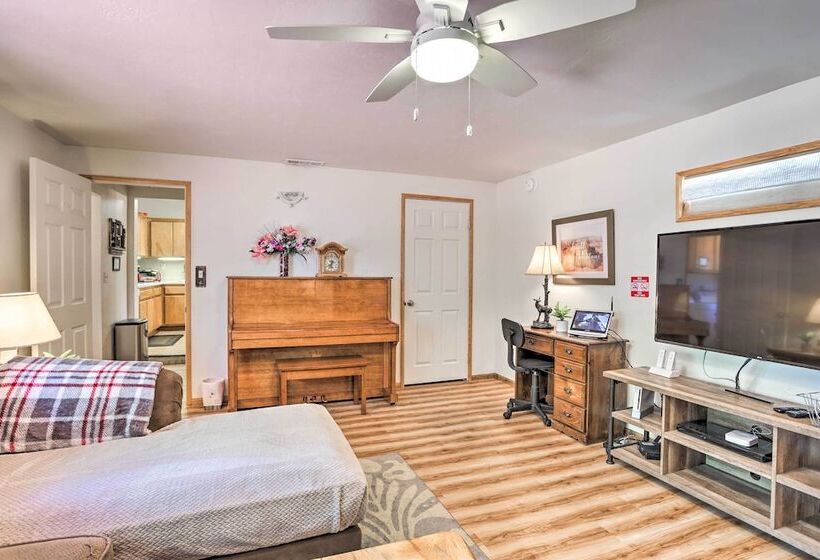 Hot Tub & Deck: Big Bear Gem Near Resorts!