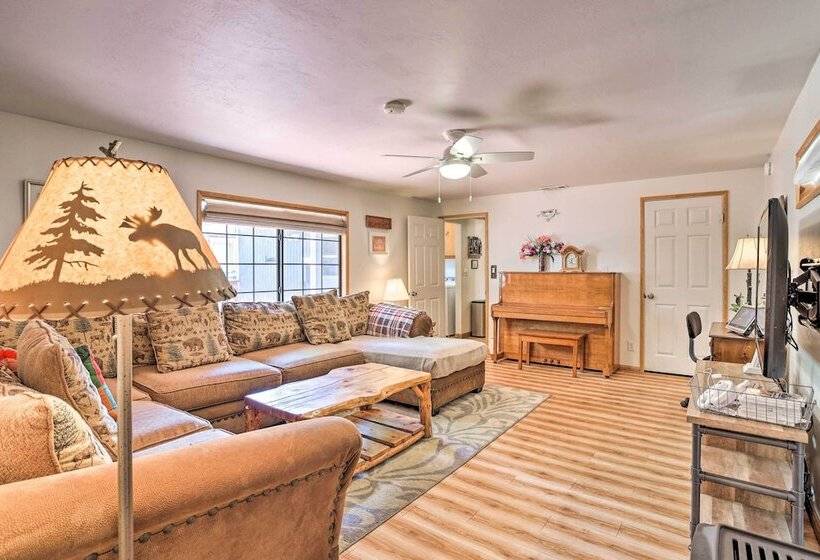 Hot Tub & Deck: Big Bear Gem Near Resorts!