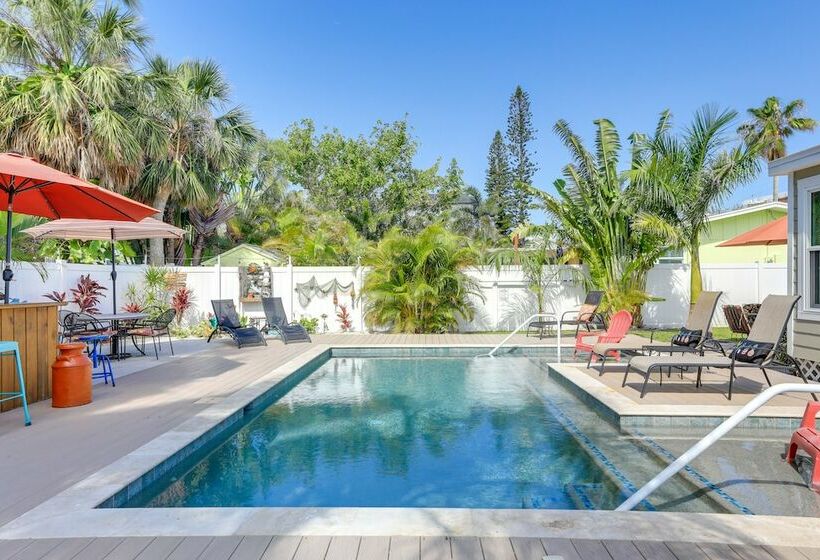 Bradenton Beach Home W/ Outdoor Bar & Heated Pool!