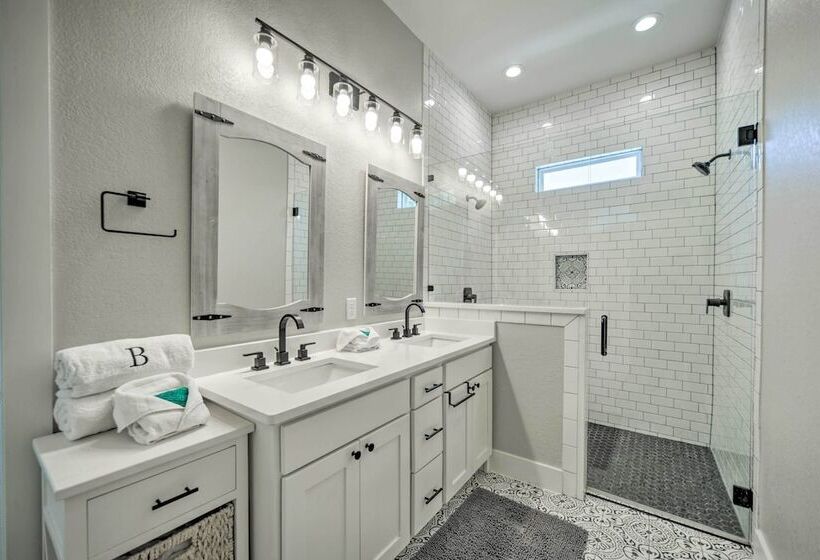 Brand New Modern Canyon Lake Escape W/ Fire Pit!