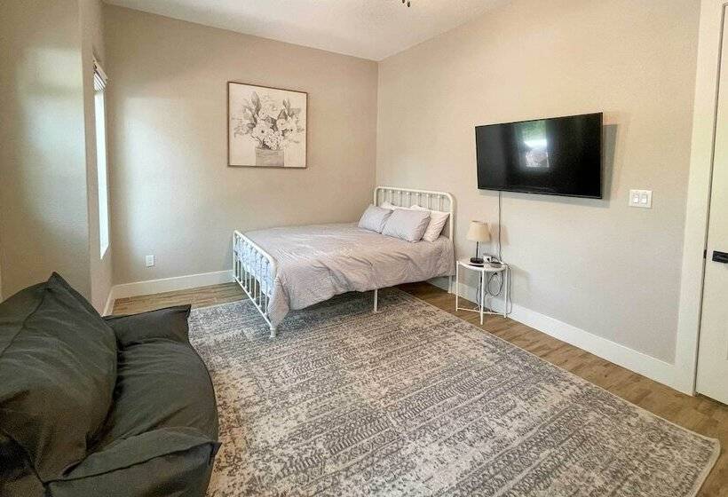 Brand New Modern Canyon Lake Escape W/ Fire Pit!