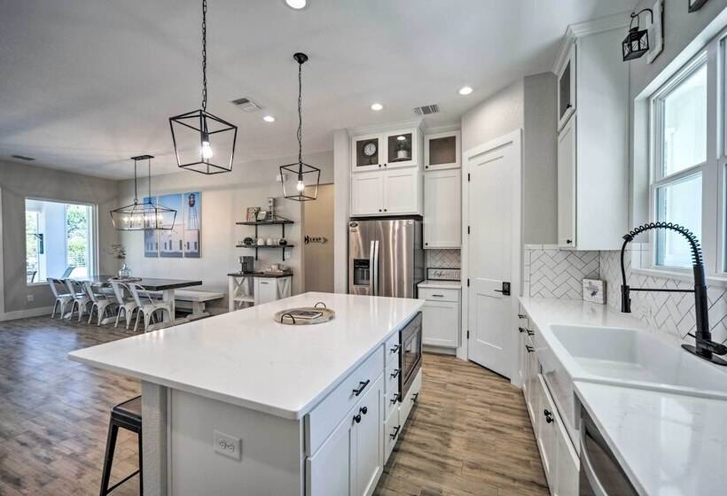 Brand New Modern Canyon Lake Escape W/ Fire Pit!