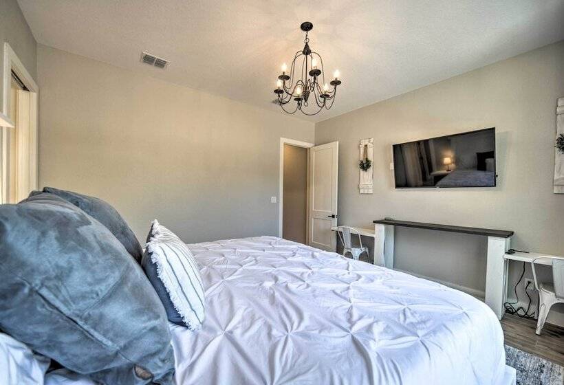 Brand New Modern Canyon Lake Escape W/ Fire Pit!