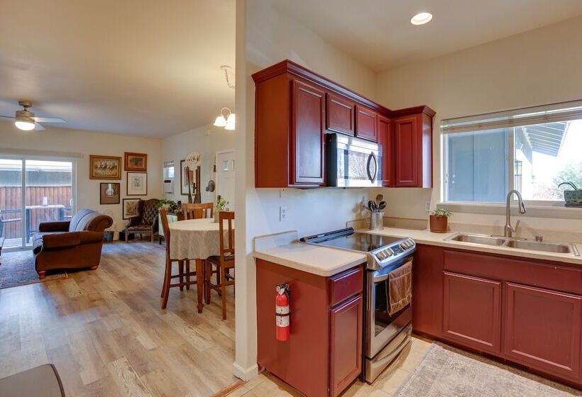 Bright Bend Home W/ Patio < 3 Mi To Downtown!