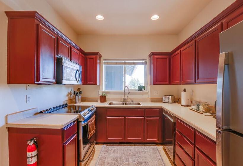 Bright Bend Home W/ Patio < 3 Mi To Downtown!