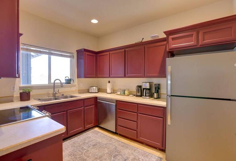 Bright Bend Home W/ Patio < 3 Mi To Downtown!