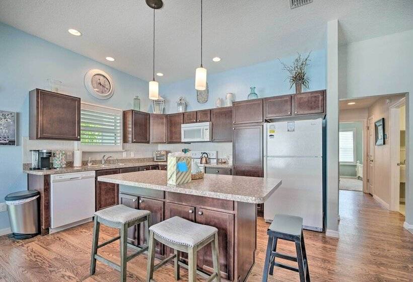 Bright Florida Home Near Tons Of Golf Courses