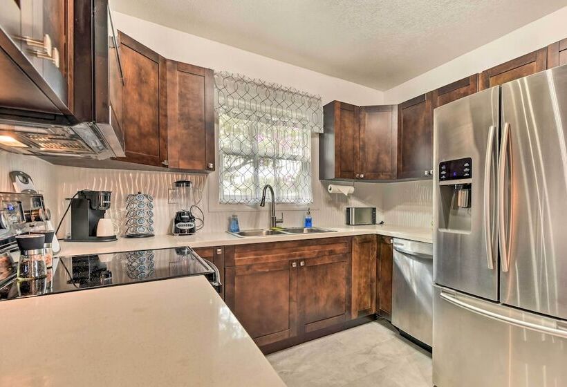 Bright, Pet Friendly Retreat In Avon Park!