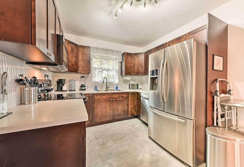 Bright, Pet Friendly Retreat In Avon Park!