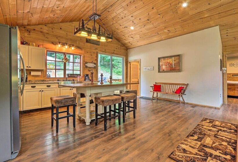 Butler Cabin On 19 Acres W/ Hot Tub & Fire Pit!