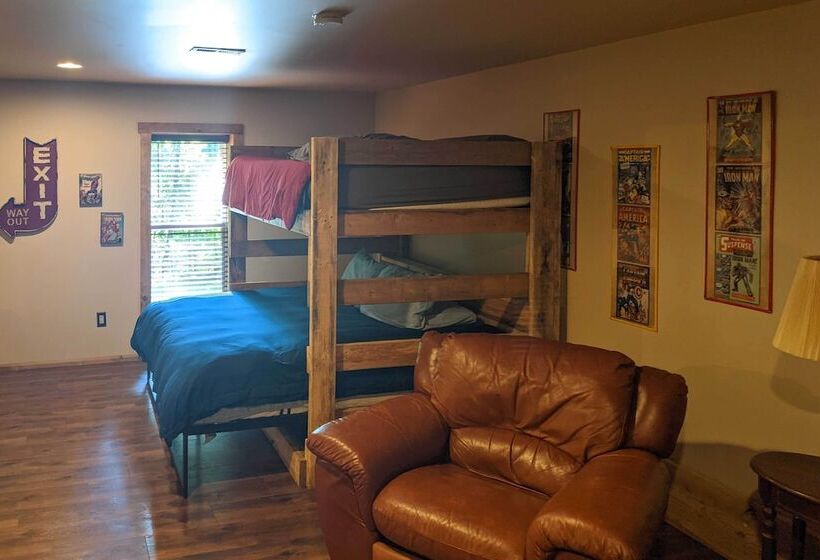 Butler Cabin On 19 Acres W/ Hot Tub & Fire Pit!