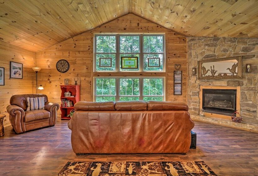 Butler Cabin On 19 Acres W/ Hot Tub & Fire Pit!