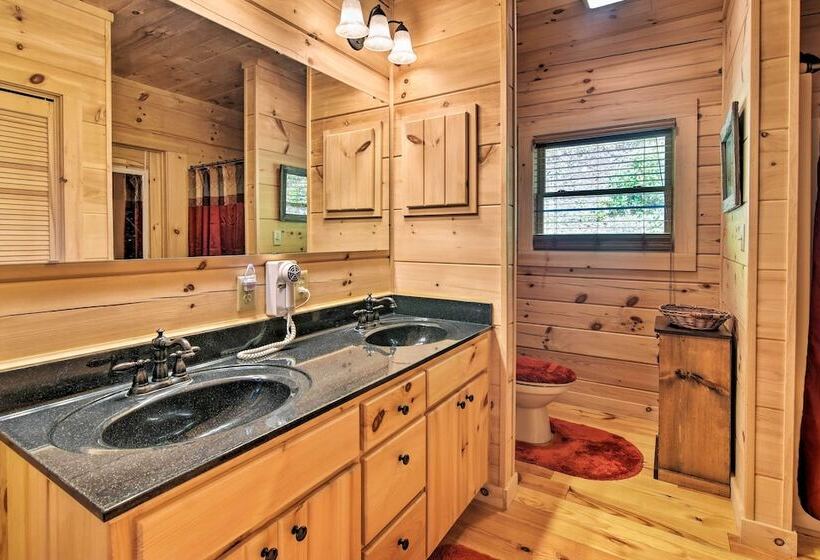 Cabin W/ Bbq + Games   Walk To Blue Ridge Parkway!