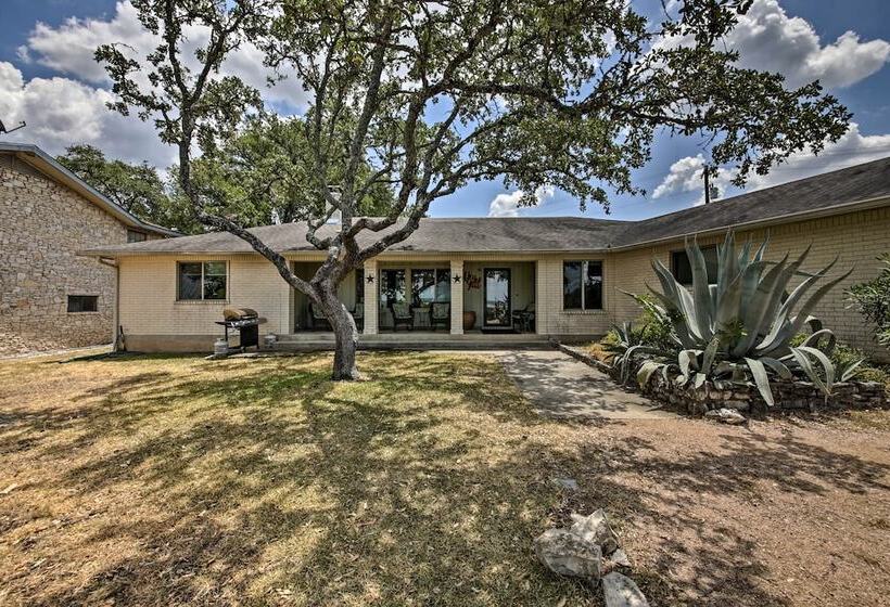 Canyon Lake Home W/ Yard   1/2 Mi To Boat Launch!