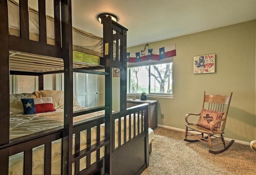 Canyon Lake Home W/ Yard   1/2 Mi To Boat Launch!