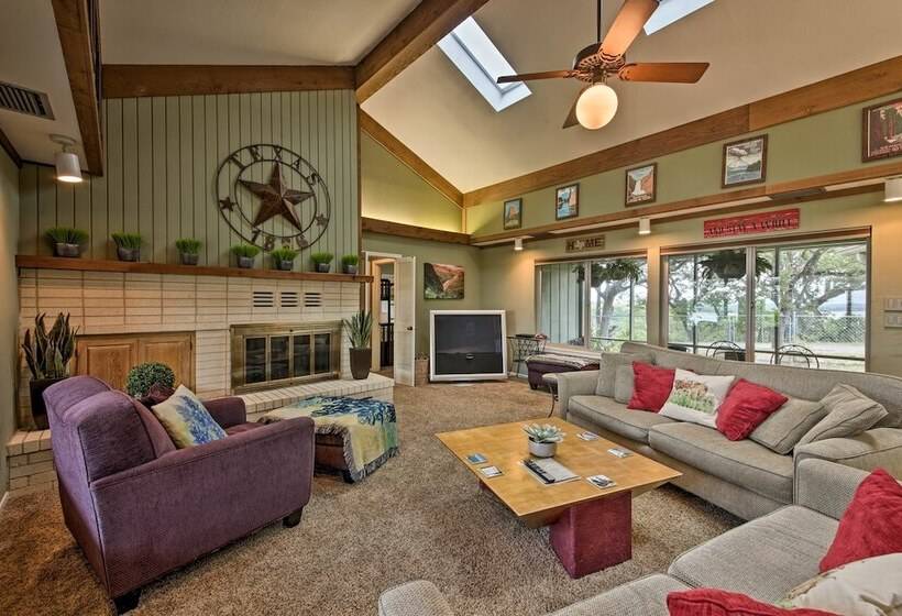 Canyon Lake Home W/ Yard   1/2 Mi To Boat Launch!