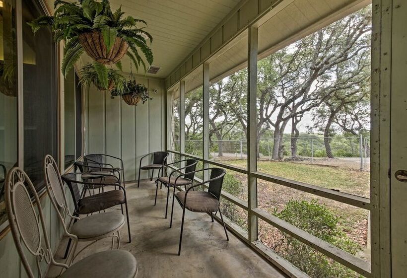 Canyon Lake Home W/ Yard   1/2 Mi To Boat Launch!