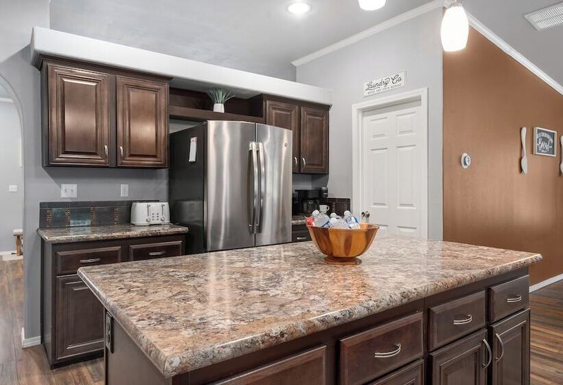 Canyon Lake Retreat W/ Hot Tub, Fire Pit & Grill!