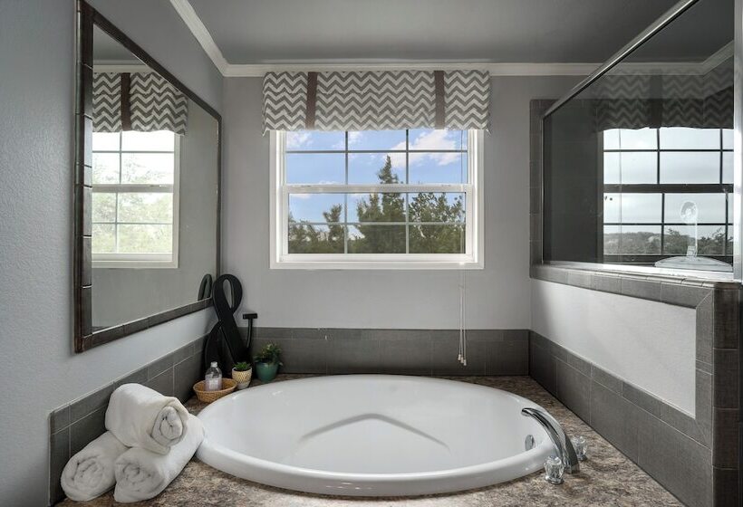 Canyon Lake Retreat W/ Hot Tub, Fire Pit & Grill!
