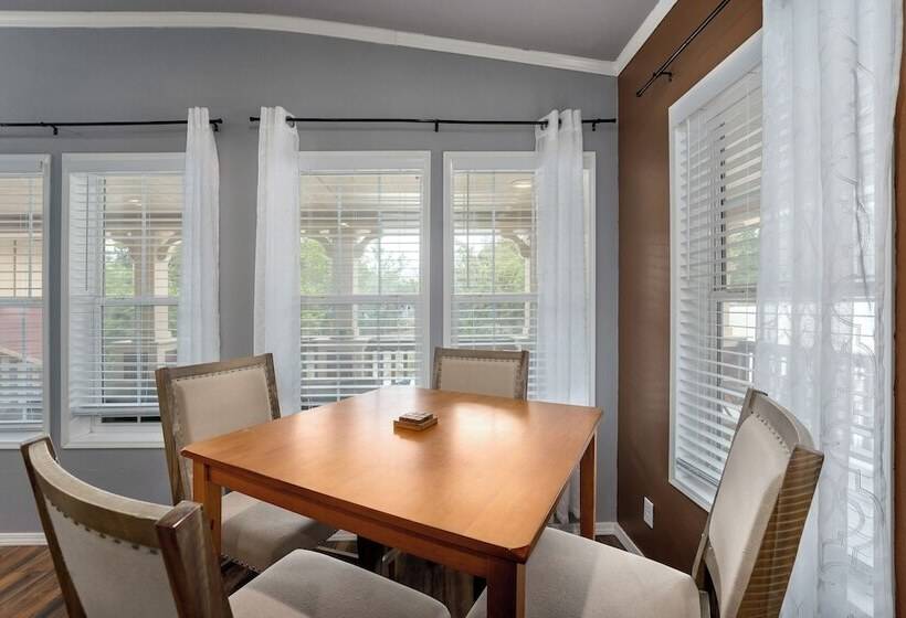 Canyon Lake Retreat W/ Hot Tub, Fire Pit & Grill!