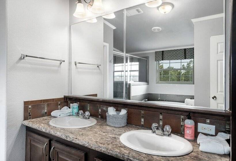 Canyon Lake Retreat W/ Hot Tub, Fire Pit & Grill!