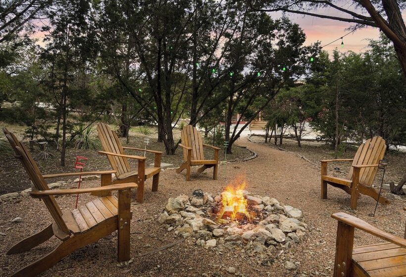 Canyon Lake Retreat W/ Hot Tub, Fire Pit & Grill!
