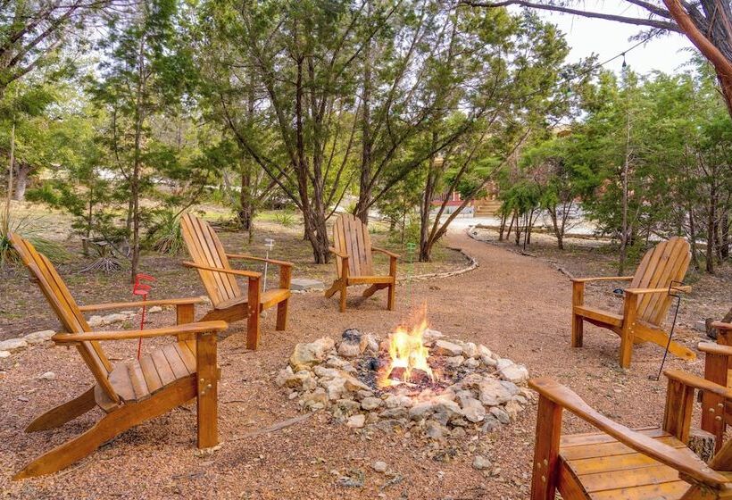 Canyon Lake Retreat W/ Hot Tub, Fire Pit & Grill!