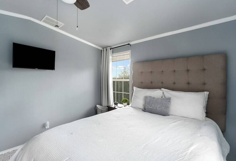 Canyon Lake Retreat W/ Hot Tub, Fire Pit & Grill!