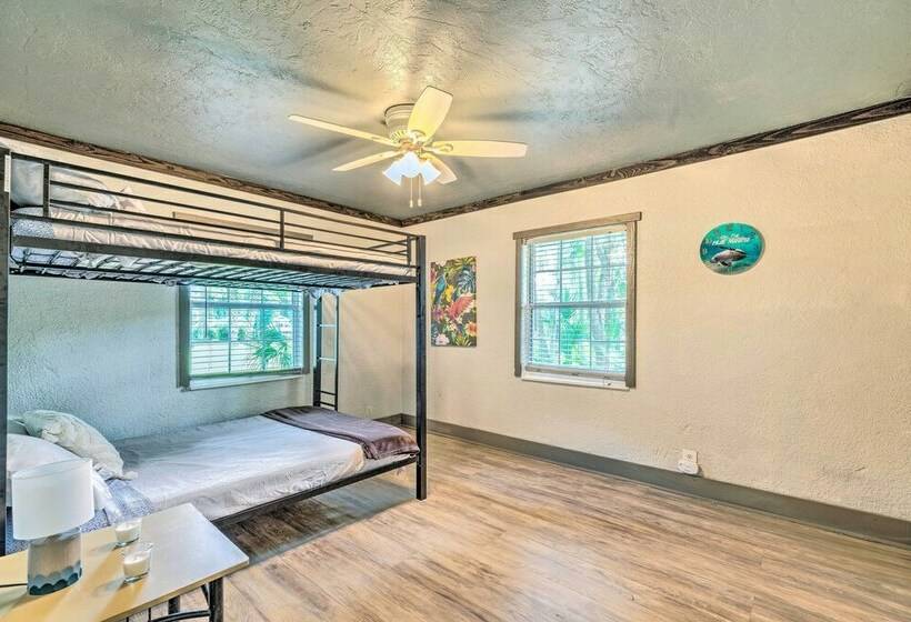 Central Yankeetown Hideaway: Walk To Water!