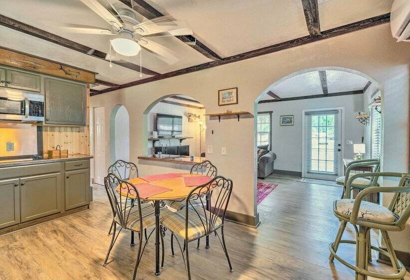 Central Yankeetown Hideaway: Walk To Water!