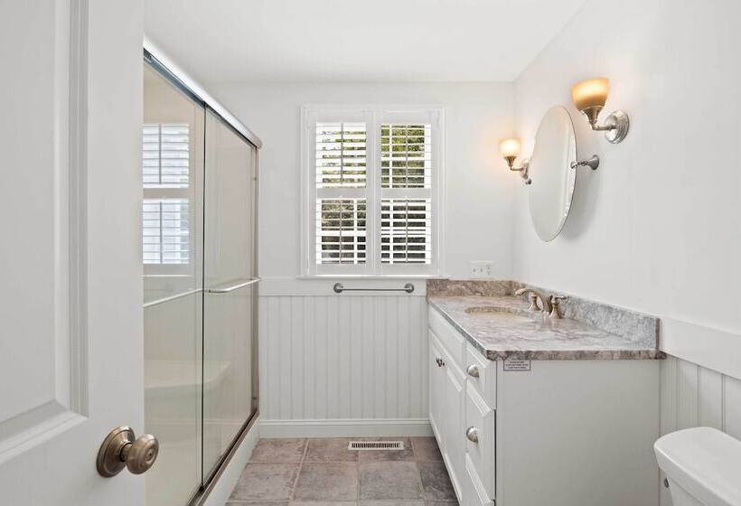 Charming Cottage W/ Deck   Walk To Skaket Beach!