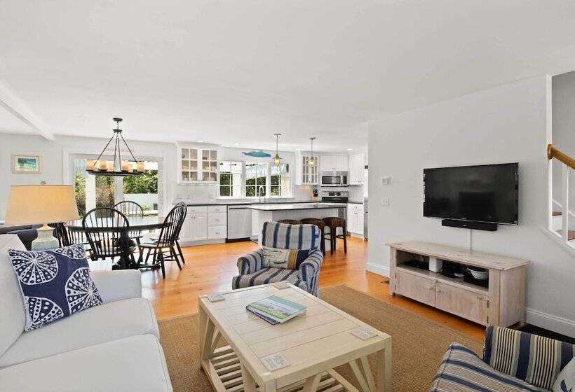 Charming Cottage W/ Deck   Walk To Skaket Beach!